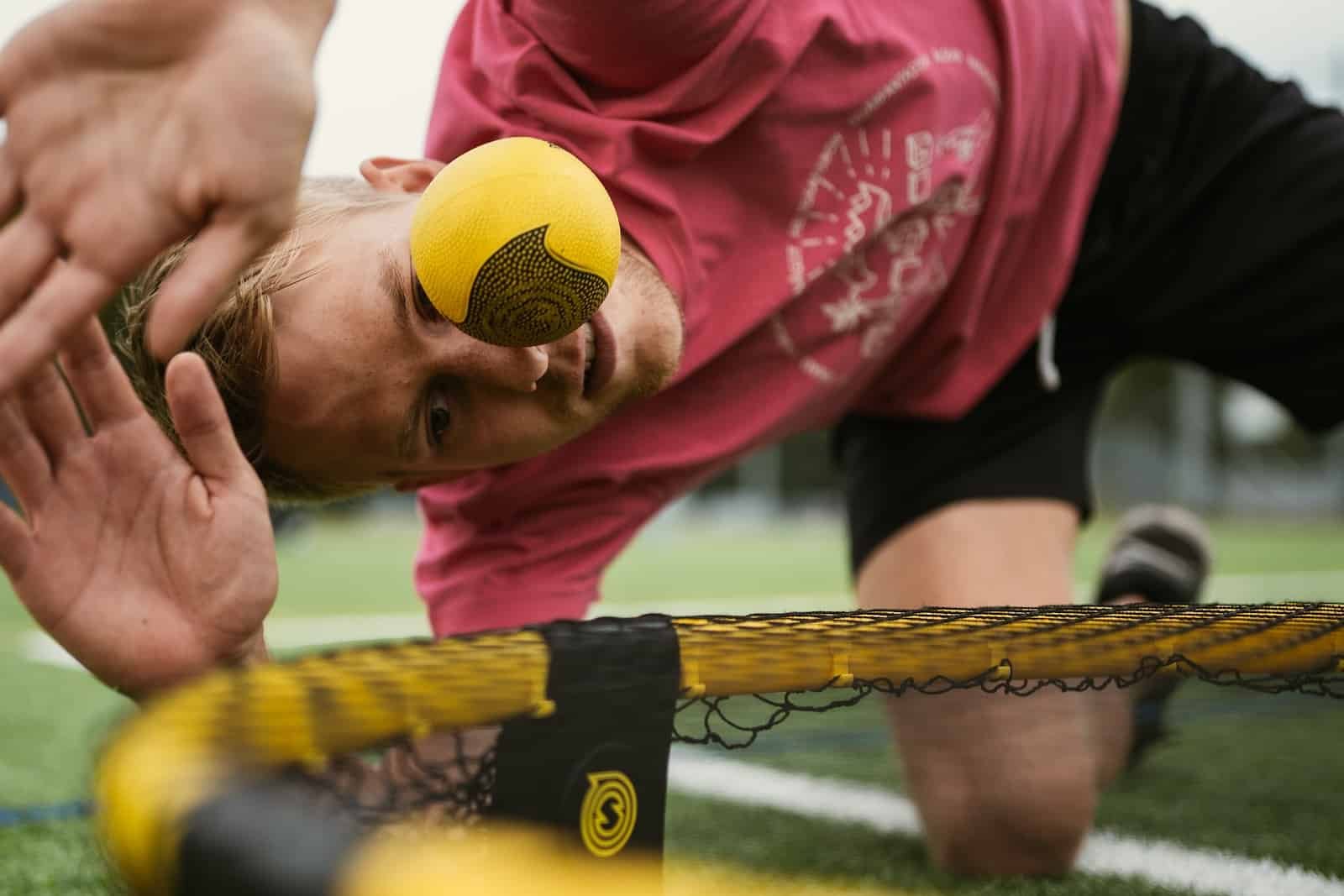 Can you overhand serve in pickleball?